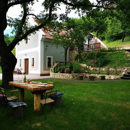 Kosbor Vendeghaz Apartment Monoszlo Exterior photo